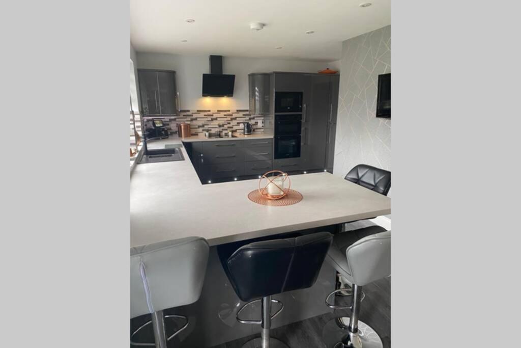 Alcantara- Modern Home With Hot Tub- Sleeps 10 Cromdale Exterior photo