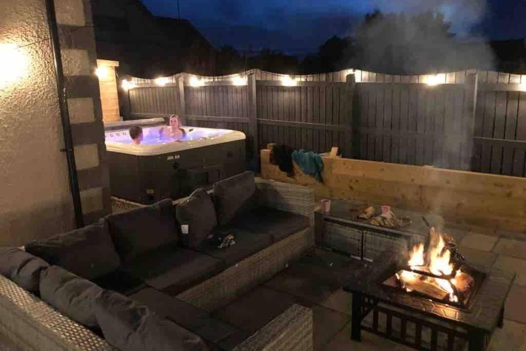 Alcantara- Modern Home With Hot Tub- Sleeps 10 Cromdale Exterior photo
